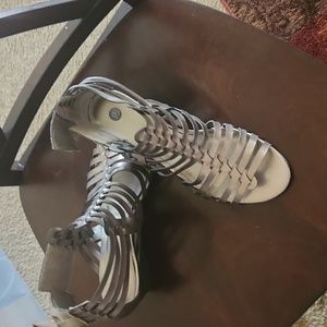 Sz 9 Roz&Ali  low wedge gladiator/cage style  sandals  pewter color heel abt 1in